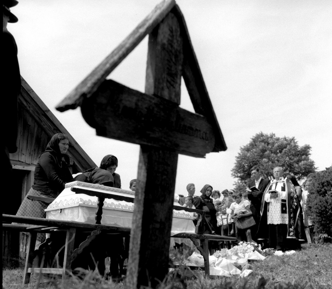 Andráshida, 1963. július 10. Cigány temetés Andráshidán (Az Árpád-kortól lakott település 1969-ben Zalaegerszeg része lett, de megőrizte falusias, csendes jellegét)