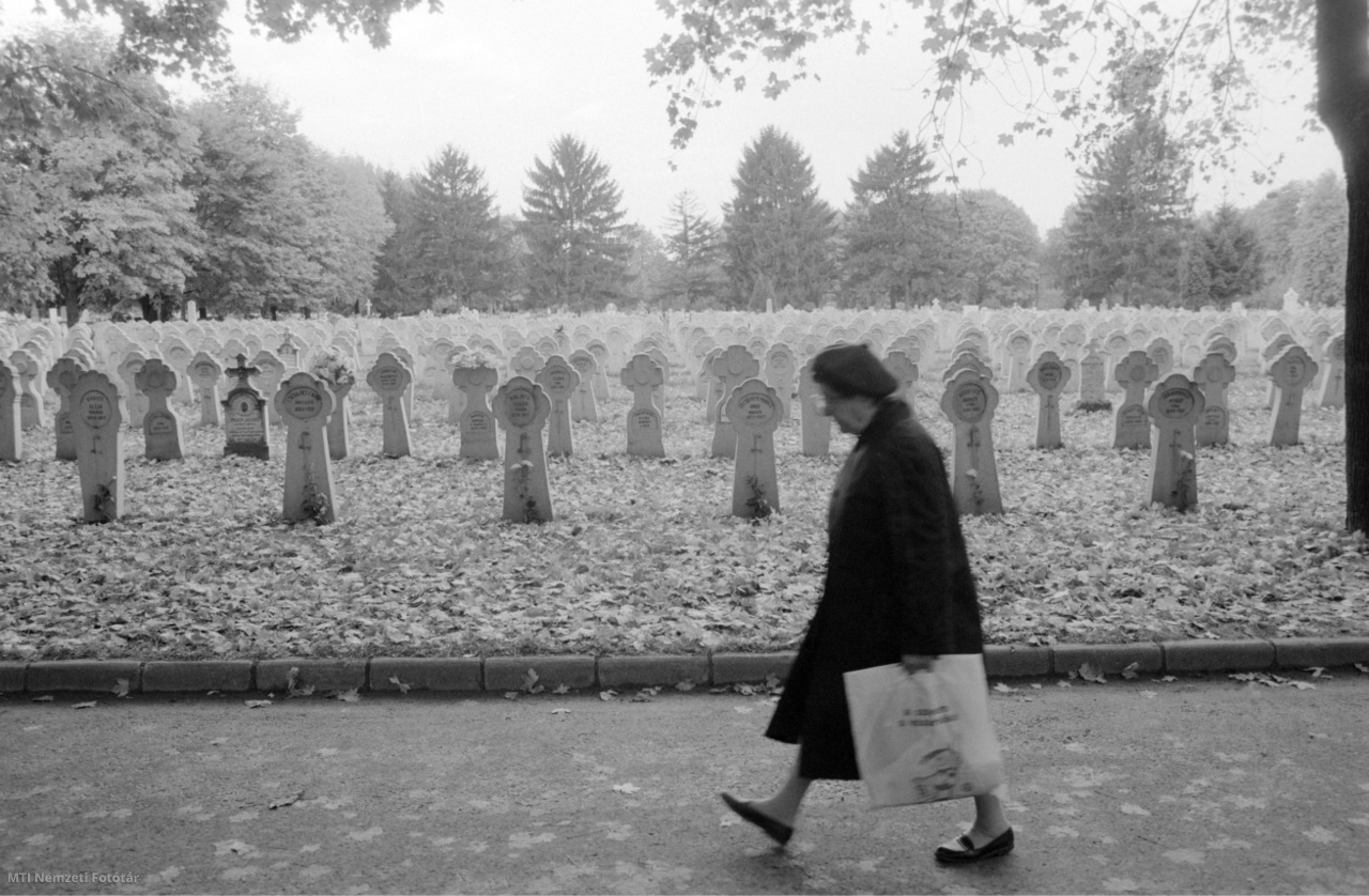 Pécs, 1990. november 1. Egy nő megy el az első világháborús síremlékek mellett a pécsi temetőben halottak napján