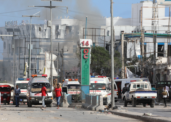 Mentők a robbanásban megsérült és megsemmisült épületek közelében 2022. október 29-én Szomáliában