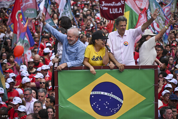 Luiz Inácio Lula da Silva (b) felesége, Rosangela (k) és Sao Paulo állam kormányzójelöltje, Fernando Haddad a brazíliai Sao Paulóban 2022. október 29-én