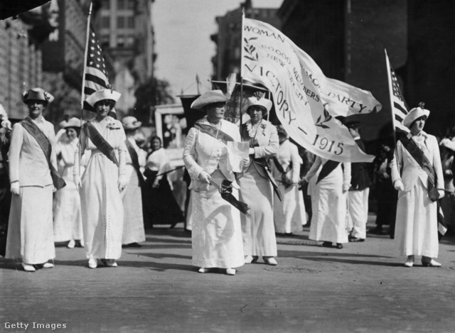1915, a női szavazati jogért tüntető szüfrazsettek egy menete