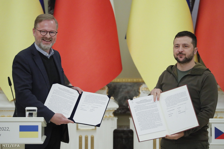 Petr Fiala cseh miniszterelnök (b) és Volodimir Zelenszkij ukrán elnök közös nyilatkozat aláírt példányait mutatja a kijevi megbeszélését követő sajtóértekezleten 2022. október 31-én, az Ukrajna elleni orosz háború alatt