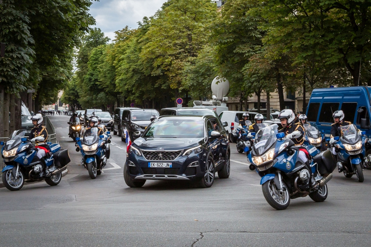 Emmanuel Macron számára 2017-ben készült el a Centigon műhelyében átalakított, páncélozott Peugeot 5008, amelynek pontos műszaki részleteit csak forgalomból történő kivonása után ismerhetjük majd meg
