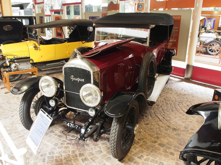 Az első francia államférfi, akit Peugeot szállított hivatalos útjain, Alexandre Millerand volt, aki 1921-ben ült be a Peugeot frissen bemutatott zászlóshajójába, az impozáns Type 156 szedánba.A 4,8 méter hosszú Type 156-ost ideális elnöki autóvá tette hatalmas, 3670 mm-es tengelytávja, illetve 6 literes, soros hathengeres motorja.