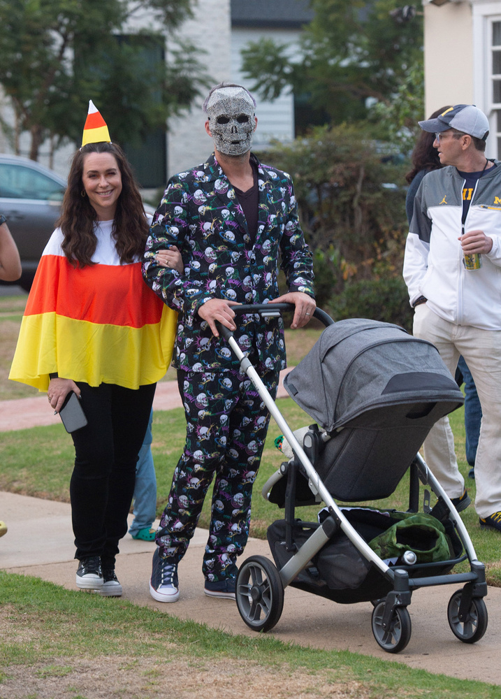 Jennifer Love Hewitt férjével az oldalán és harmadik kisgyermekével a babakocsiban indult el halloweeni édesség gyűjtő körútjára