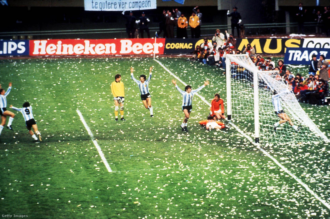 Mario Kempes és csapattársai ünneplik a gólt 1978-ban