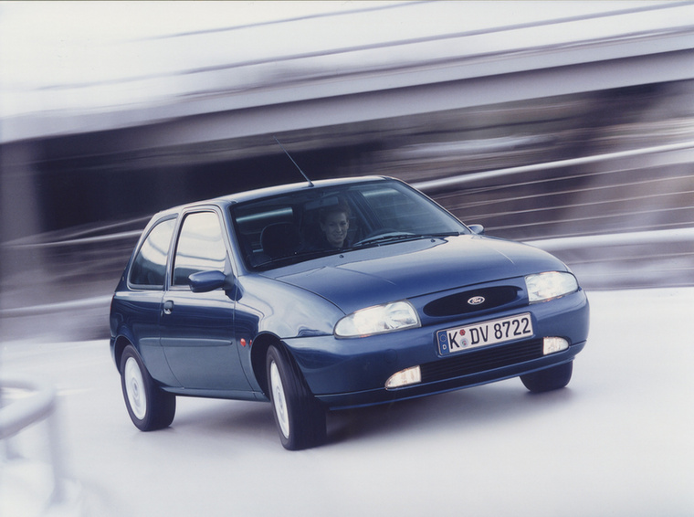 A negyedik Fiesta generáció egyrészt a Ka alapját is adta, másrészt a Mazda is lenyúlta, hogy aztán ez legyen a 121