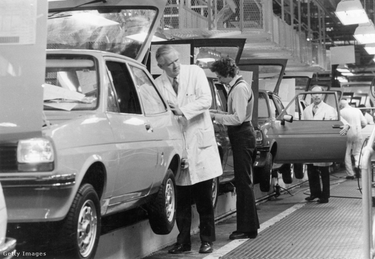 Az új valenciai gyárban, és persze máshol is csak laborköpenyes emberek építhettek Fiestákat, hogy ezáltal 1976-tól, az olajválságra az Escortnál rövidebb, ám a Fiat 127-nél hosszabb padlólemezzel válaszoljon a Ford.