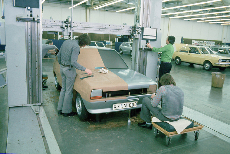 1972-ben Henry Ford II annyira megijedt a Fiat 127 és a Renault 5 európai sikerétől, hogy a német és brit Ford divíziók összefogásával megalkották a válaszcsapást, melynek agyagmodellje 1974-re már így nézett ki.