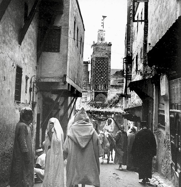 Zsúfolt utca Marakeshben az 1900-as évek elején