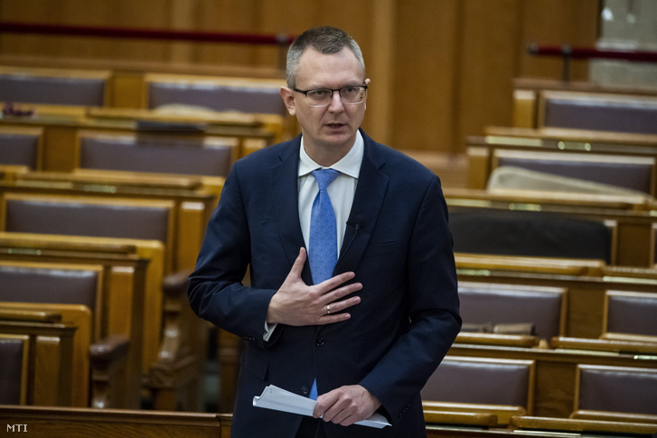 Rétvári Bence, a Belügyminisztérium parlamenti államtitkára napirend előtti felszólalásra válaszol az Országgyűlés plenáris ülésén 2022. november 2-án