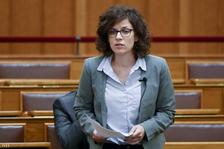 Orosz Anna, a Momentum képviselője napirend előtt szólal fel az Országgyűlés plenáris ülésén 2022. október 25-én