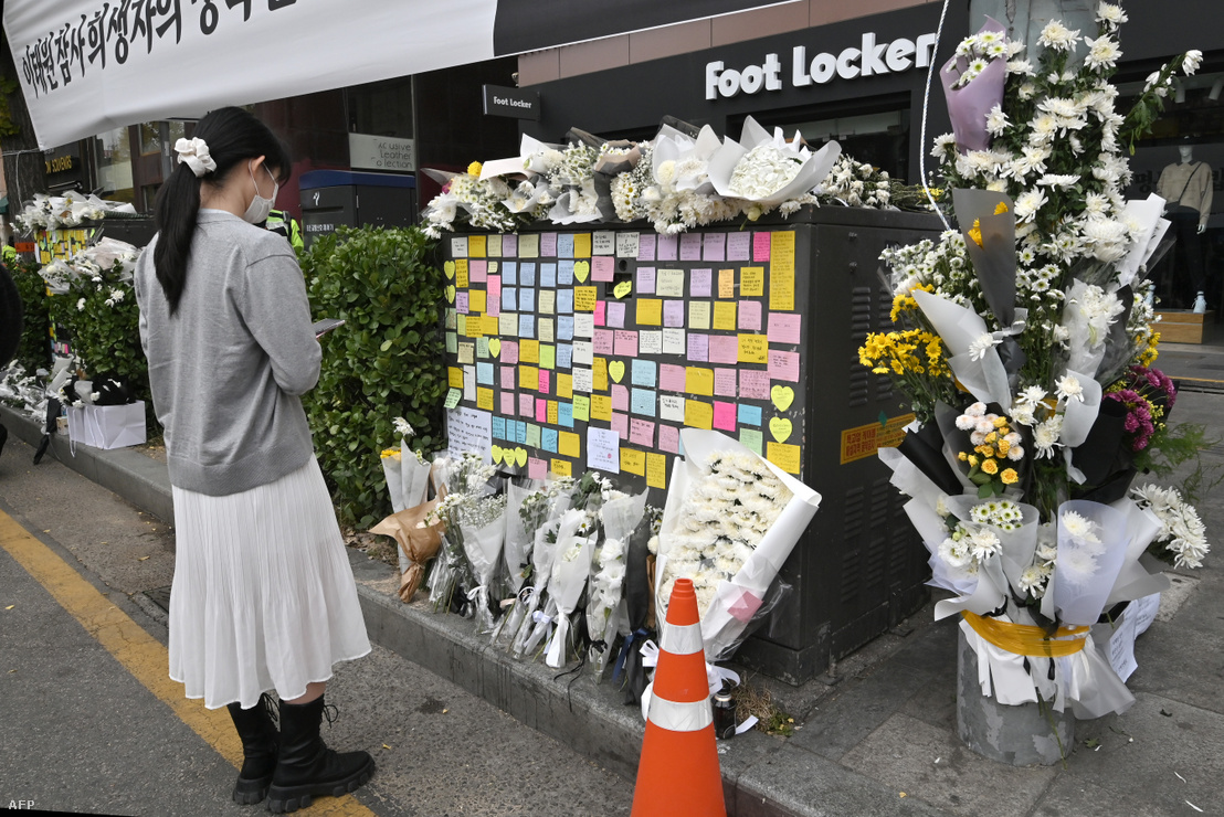 A gyászolók üzenetei a halloweeni tömegszerencsétlenség áldozatainak emlékművénél Szöulban 2022. november 3-án