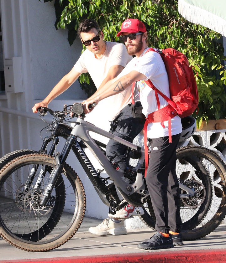 Jared Letot barátjával együtt kapták lencsevégre, amikor éppen biciklitúrán voltak Los Angelesben