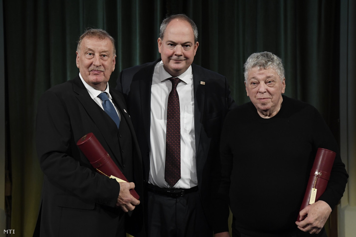 Zsuráfszky Zoltán Kossuth-díjas táncművész-koreográfus (b) és Kardos Sándor Kossuth- és Balázs Béla-díjas operatőr-rendező-forgatókönyvíró és fotográfus (j), miután átvették a Nemzet Művésze elismerést Vashegyi Györgytől, a Magyar Művészeti Akadémia elnökétől (k) a Pesti Vigadóban 2022. november 3-án