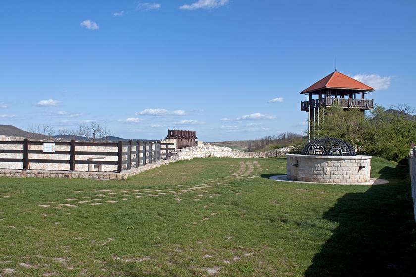 A solymári vár története a középkorig nyúlik vissza, 1355 után épült, és egészen a török uralomig lakott volt. A Pilis és a Budai-hegység közti Mátyás-dombon magasodik. Nyitvatartási rend szerint látogatható.