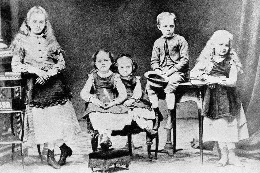 Testvéreivel gyermekként: balról jobbra Zosia, Hela, Manya (Marie Curie), Joseph és Bronya.