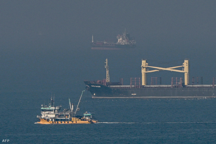 Az ukrán gabonát szállító Super Bayern teherhajó a Boszporusz bejáratánál a Fekete-tengeren 2022. november 2-án