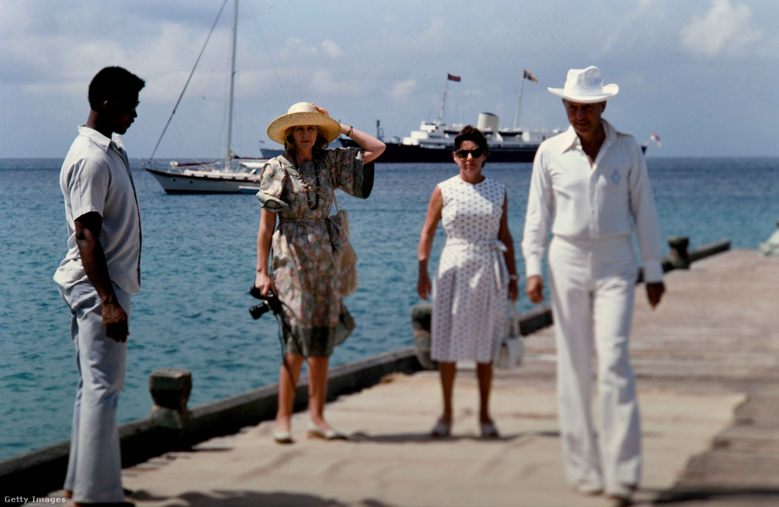 Margit hercegnő, Colin Tennant, Lord Glenconner és Anne Tennant várakozik II. Erzsébet királynő és Fülöp herceg érkezésére Mustique szigetre a Britannia hajón 1977-ben