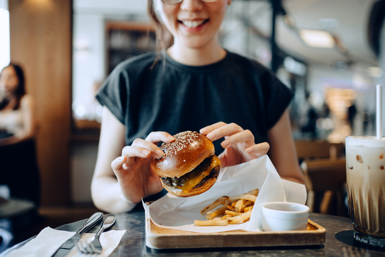 Gyorséttermi kajaNemcsak, hogy nem pénztárcabarát a rendszeres gyorséttermi étkezés, de az egészségünkre is ártalmas