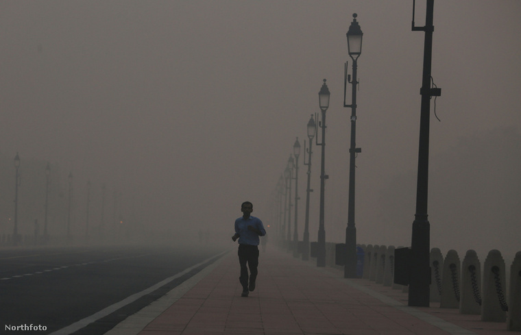 Egy férfi fut Delhiben szmogriadó idején.
