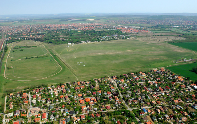A Dunakeszi repülőtér, valamint az alagi lóversenypálya és tréningcentrum.