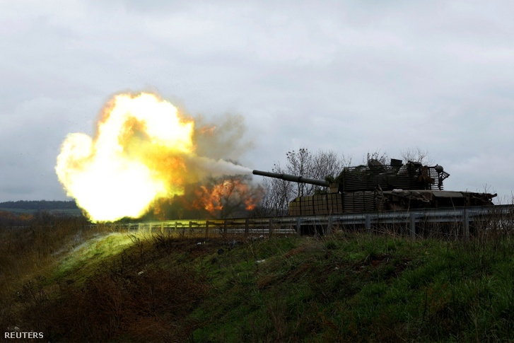 Ukrán katonák egy orosz tankra lőnek Bahmutban 2022. november 4-én