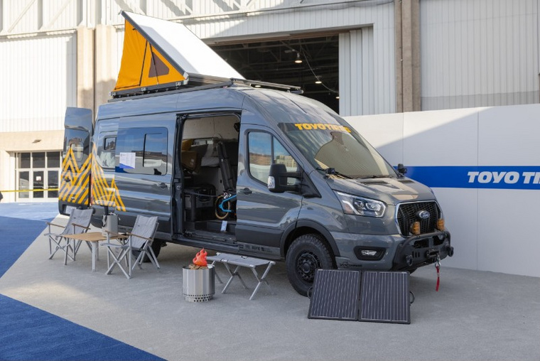 Ez a lakóautóvá alakított Transit az off-road kiegészítőknek hála jól boldogul a terepen is, miközben a kényelmesen aludhatunk is benne