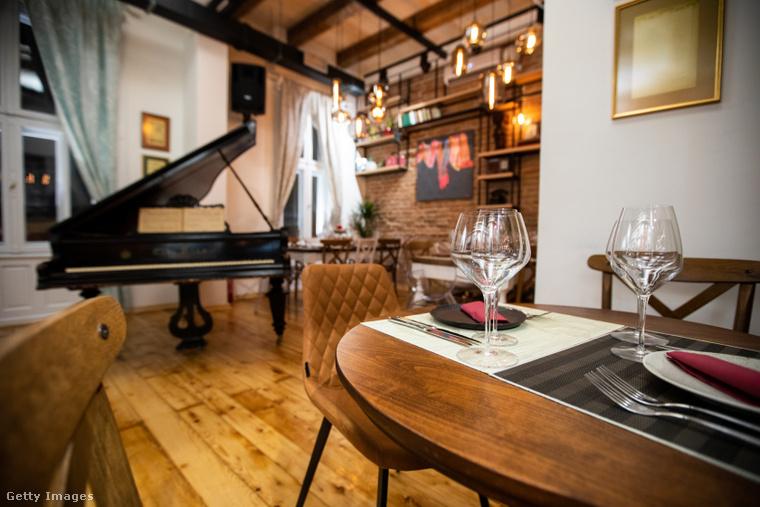 Az éttermekben a klasszikus hangszerek dominálnak, mint például a zongora.