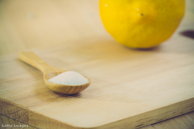A citrom és a só remek megoldás a szagtalanításra a konyhában
