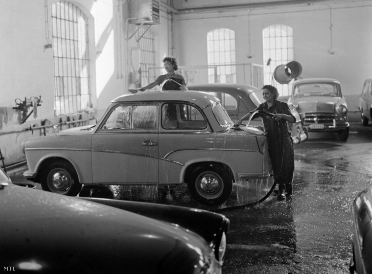 Németh Mária és Piskorán Sándorné az Autó- és Alkatrészkereskedelmi Vállalat dolgozói eladás előtt egy új Trabant személyautót mosnak a vállalat telepén