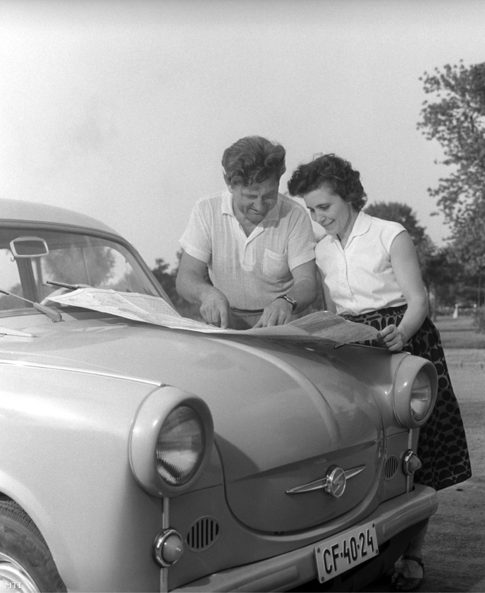 Boros József a Klement Gottwald Villamossági Gyár lakatosa autótérképet néz feleségével, amikor újonnan vásárolt Trabant 500 kombi típusú autójukkal első útjukra indulnak Szegedre