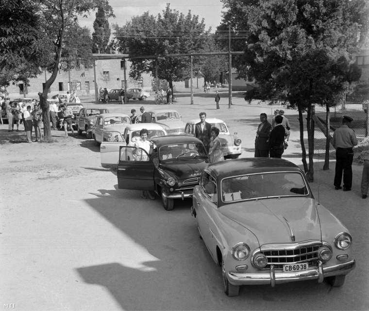 A Magyar Autóklub dorogi helyi csoportja Pilis vándorserleg címen a Dunakanyarban rendezett autós rejtvény-túraversenyének résztvevői várakoznak a rajtra a József Attila Művelődési Ház előtt