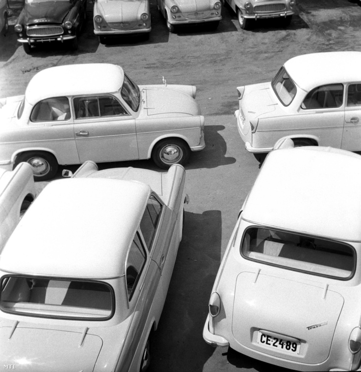 Trabant 501 és Skoda Felícia típusú új személyautók sorakoznak forgalomba helyezés előtt az értékesítést végző Csepel Kerékpár- és Motorkerékpár Nagykereskedelmi Vállalat telepén