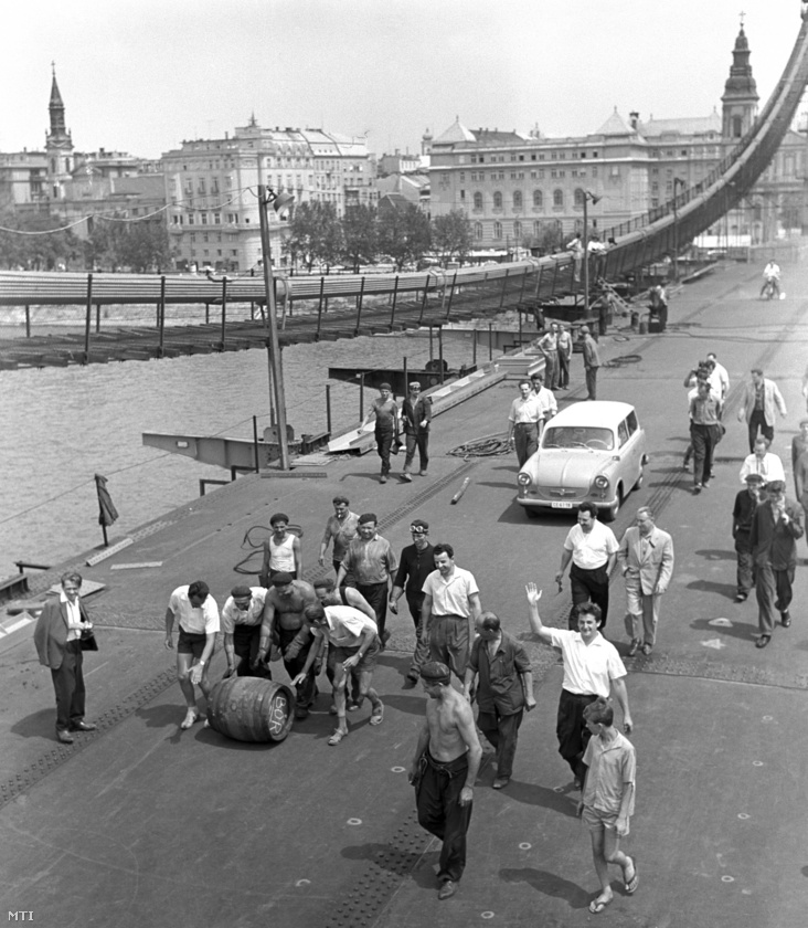 Az építők köszöntésére egy régi szokás szerint söröshordót gurítanak át a második világháború során megsemmisített Erzsébet híd helyett felépítésre kerülő új híd építkezésén azt követően, hogy az utolsó pályaszerkezeti elemet is a helyére emelték július 15-én