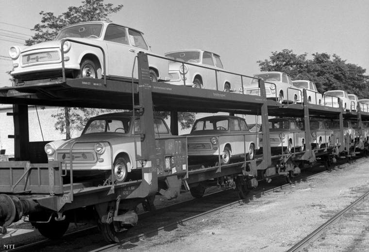 Kétszintes vasúti szállítóvagonokon érkezik az első szállítmány a Német Demokratikus Köztársaságban (NDK) gyártott új 601-es típusú Trabant személyautóból a Merkúr Személygépkocsi-értékesítő Vállalat csepeli telepére