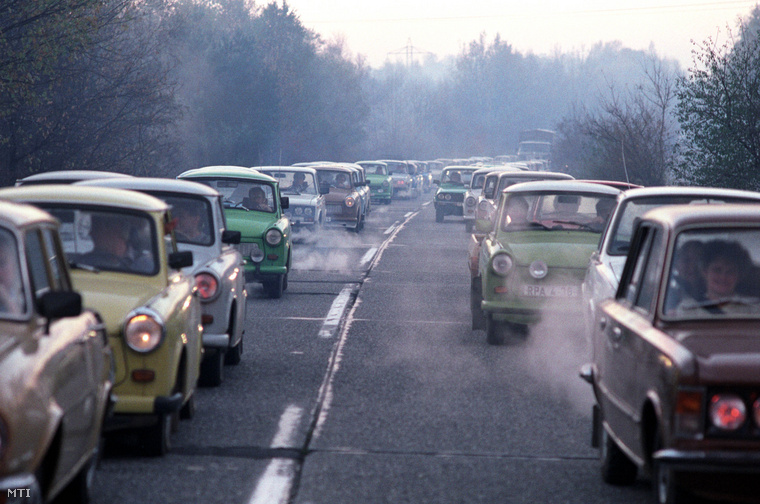 A Drezda-Berlin autópályán 130 km-es kocsisor áll várva a Nyugat-Berlinbe jutást