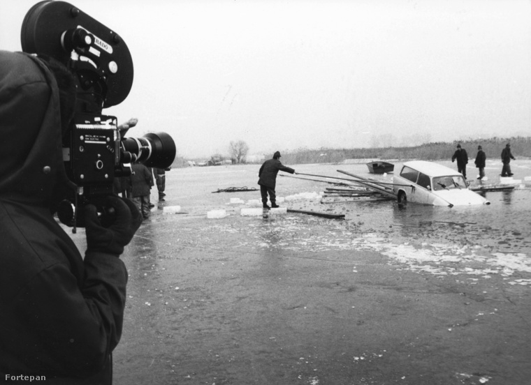 A TV Híradó operatőre a jég alá süllyedt Trabant kiemeléséről készít felvételt