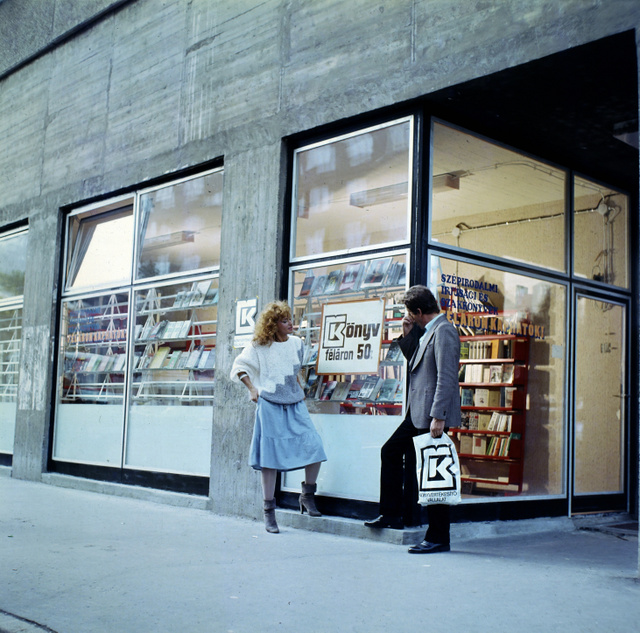 Könyvesbolt az 1980-as években Óbudán