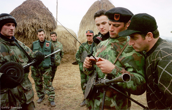 A Koszovói Felszabadító Hadsereg katonái 1999. február 21-én