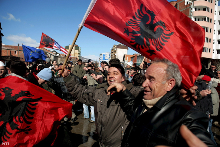 Koszovói albánok albán zászlókat lengetnek a Szerbiától való függetlenség várható kikiáltását ünnepelve Pristinában 2008. február 17-én