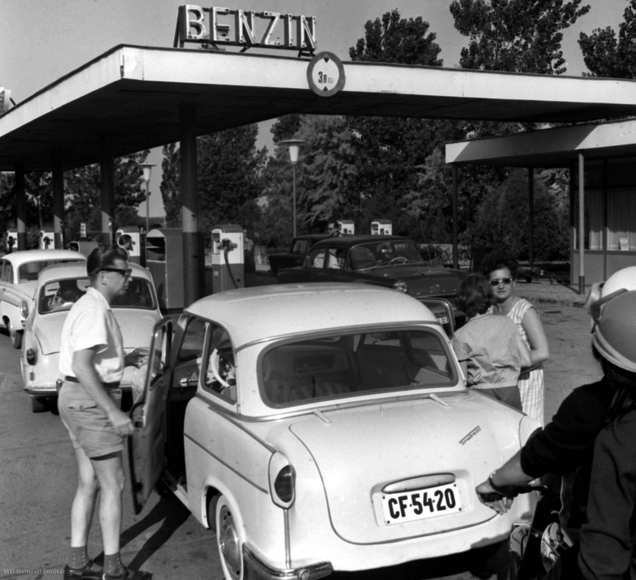 Érd, 1964. június 14. Wartburg, Skoda, Trabant gépkocsik sorban állnak a benzinkútnál a 70-es balatoni úton.