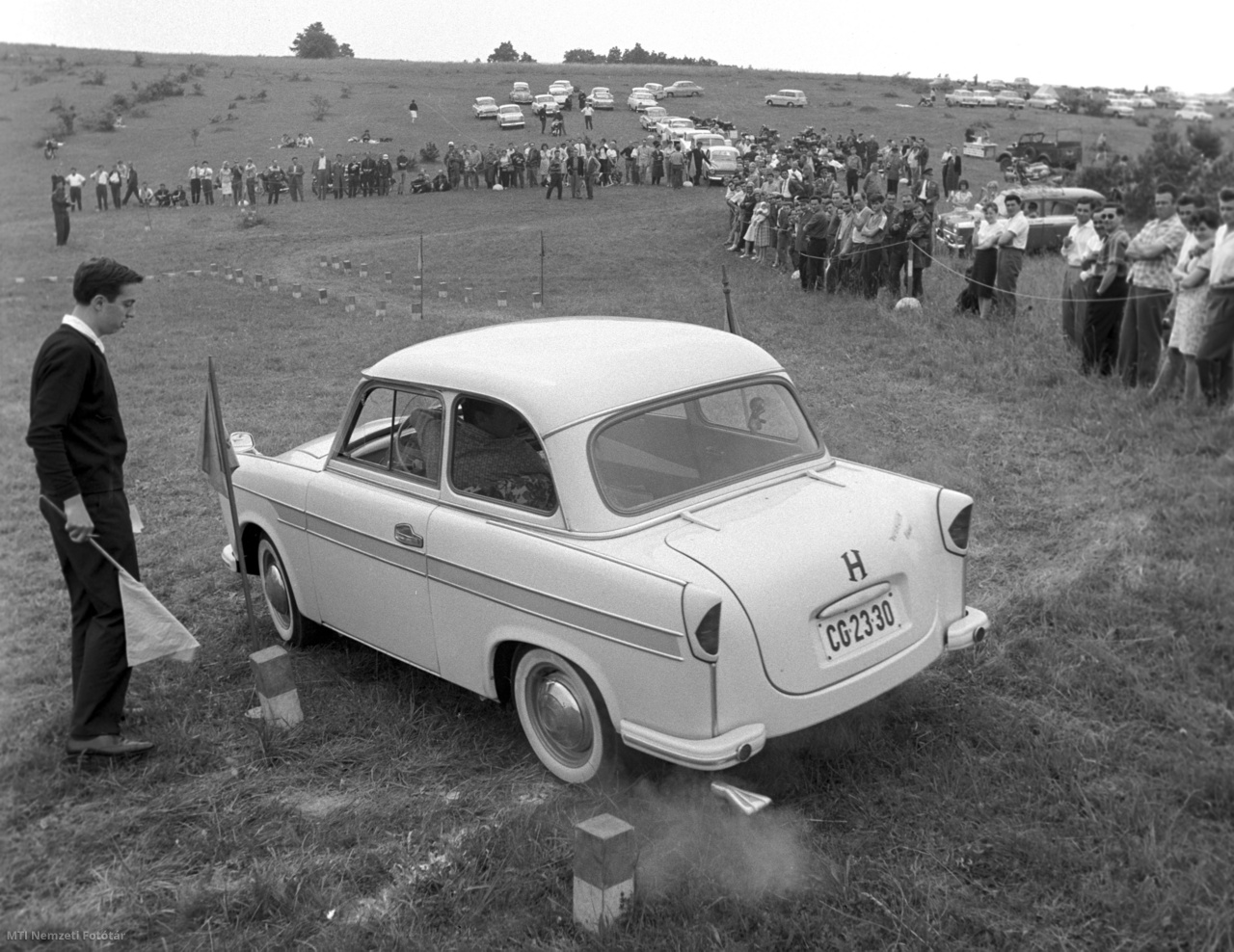 Visegrád, 1965. július 4. A Dunakanyarban, a Nagyvillámi kilátó alatti területen megrendezett autós és motoros találkozó egyik résztvevője egy Trabant P50 típusú személyautóval halad az ügyességi pályán.
