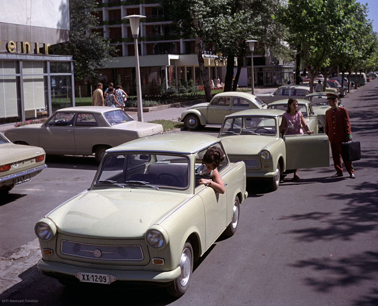 Siófok, 1968. július 1. Bérelhető XX-es rendszámú, a Német Demokratikus Köztársaságban (NDK) gyártott Trabant 601-es típusú gépkocsik a szállodasoron. A növekvő idegenforgalom miatt több vidéki városban személygépkocsit bérelhetnek az üdülővendégek. A Somogy megyei kaposvári székhelyű 13. számú Autóközlekedési Vállalat (AKÖV) Trabantokat ad bérbe a Balaton parti kikötő- és üdülővárosban.