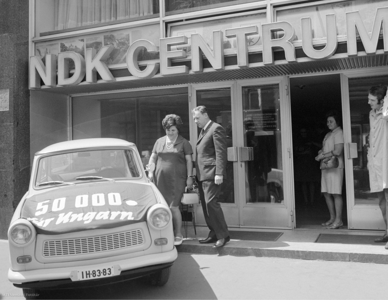 Budapest, 1971. július 7. Az ötvenezredik Trabant személyautóval ismerkednek tulajdonosai, Széles Sándor és felesége az NDK (Német Demokratikus Köztársaság) Deák téri kultúrközpontja előtt.