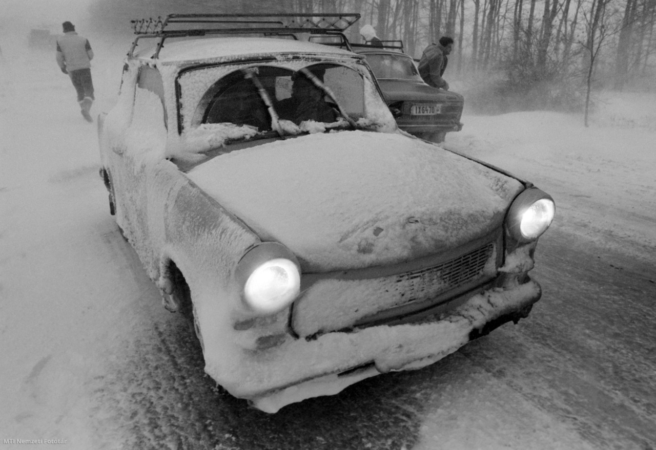 Szolnok, 1984. február 10. Egy hófúvásban elakadt Trabant személygépkocsi a 442-es úton. Ítéletidő – hóvihar, hófúvás, hózápor tombolt Szolnok megyében.