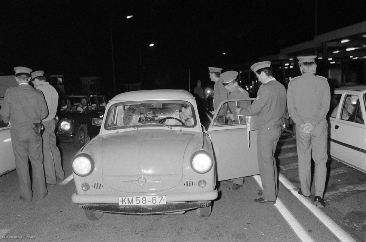 Sopron, 1989. szeptember 10. Trabantjukkal az elsők között távozó NDK-menekültek a klingenbachi határon szeptember 10-én éjjel, amikor saját okmányukkal elhagyhatták Magyarországot és Ausztrián keresztül az NSZK-ba távozhattak a menekültek. Sopronból éjfél után mintegy ezer NDK-s ment át az ideiglenesen megnyitott határon.