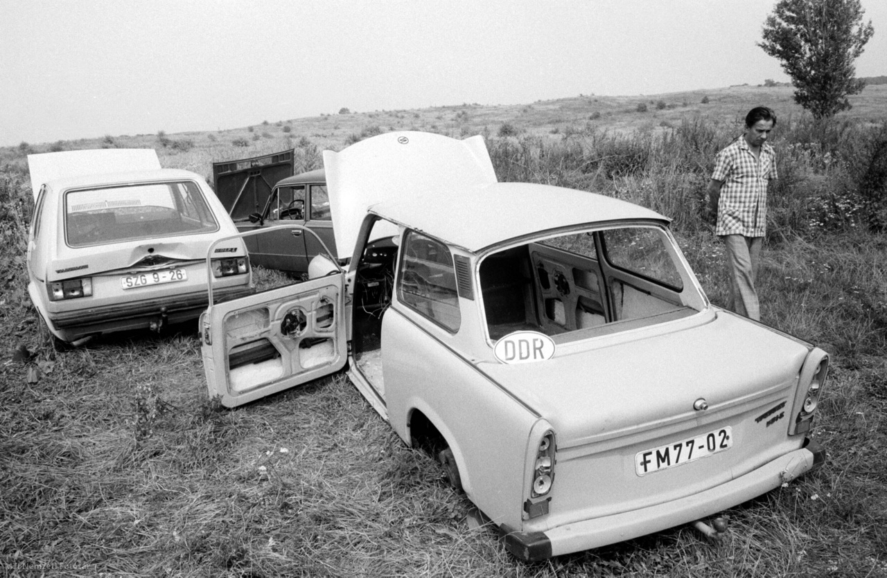 1989. augusztus 23. Sopronban és a környékbeli erdőkben mintegy 200 elhagyott NDK-gépkocsi árválkodik. A gazdátlanul hagyott járműveket vandál módon szétszedték illetéktelen személyek.