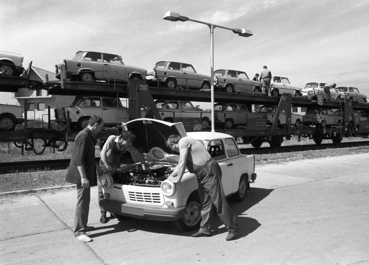 Debrecen, 1990. augusztus 9. Az első négyütemű, VW Polo motoros Trabant szállítmány műszaki átvizsgálását végzik a dolgozók a Merkur debreceni telepén.