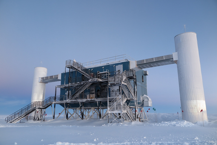 Az IceCube laboratóriuma az Amundsen–Scott déli-sarki állomáson 2015-ben